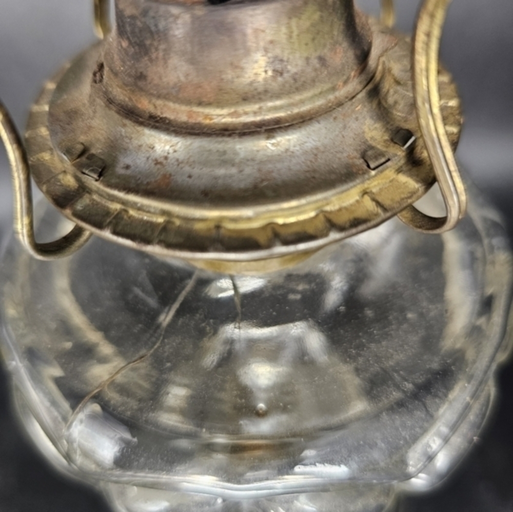 Vintage/antique clear glass finger loop oil lamp - Picture 6 of 9